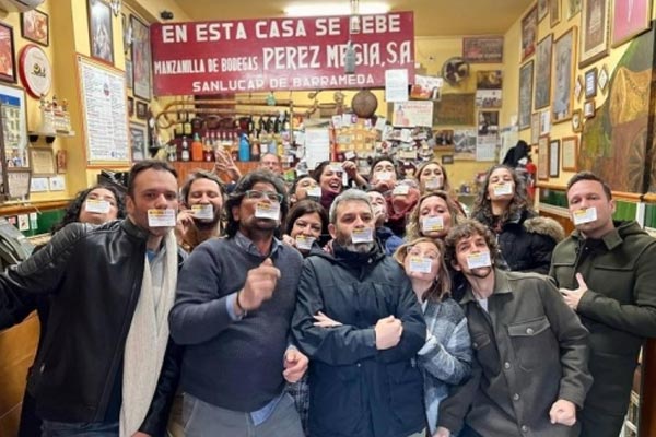 Un-bar-de-Sevilla-entrega-a-sus-clientes-un-carnet-de-bebedor-profesional-de-cerveza-que-está-dando-mucho-que-hablar